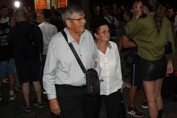 ZBOG NJIH JE PLAKALA U ARENI: Baka i deka Aleksandre Prijović u SUZAMA stigli na koncert, evo šta su imali da kažu za naslednicu (VIDEO)