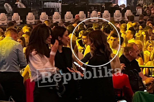 UHVATILI SMO POZNATU PEVAČICU SA DEČKOM NA PRIJINOM KONCERTU: Evo šta radi dok misli da je kamera ne snima (PAPARACO)