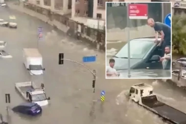 HAOS U ISTANBULU: Poplave uništile grad, ljudi se penju na krovove, ulice postale reke! (VIDEO)