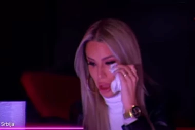 TRUDNA ALEKSA SE GUŠI U SUZAMA, KOLABIRALA U STUDIJU: Car počeo da je RASKRINKAVA nikad surovije!