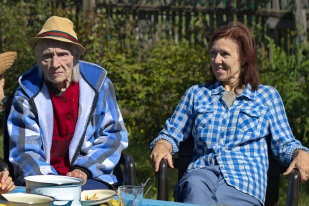 OTIŠLA SAM U POSETU SINU I SNAJKI U GRAD, DOŽIVELI SMO NAJVEĆE PONIŽENJE: Ono što se tamo dogodilo nikome od sramote muž i ona ne smeju da kažu!