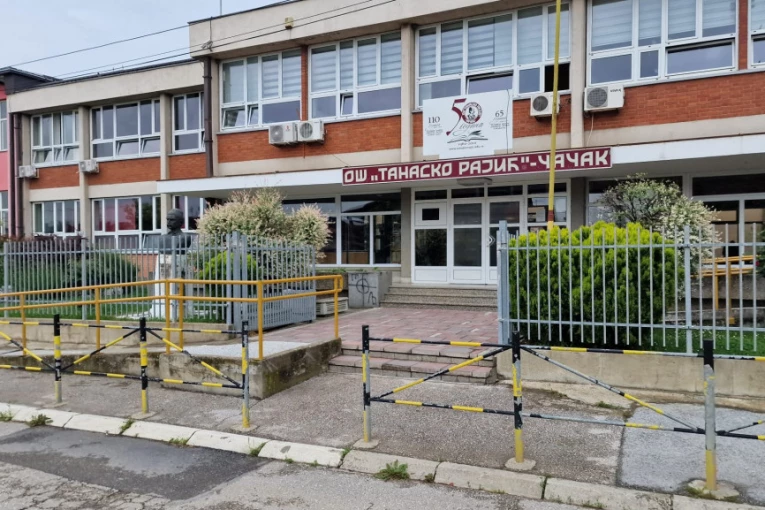 ZLOSTAVLJALI JOJ BRATA PA GA UBACILI U KANTU ZA ĐUBRE: Sestra sa nožem došla u školu da pripreti nasilnicima - užas u ČAČKU!