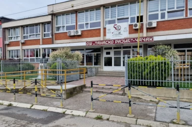 ZLOSTAVLJALI JOJ BRATA PA GA UBACILI U KANTU ZA ĐUBRE: Sestra sa nožem došla u školu da pripreti nasilnicima - užas u ČAČKU!