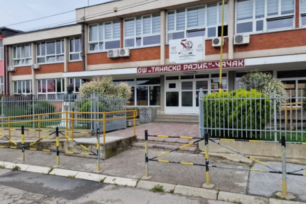 ZLOSTAVLJALI JOJ BRATA PA GA UBACILI U KANTU ZA ĐUBRE: Sestra sa nožem došla u školu da pripreti nasilnicima - užas u ČAČKU!