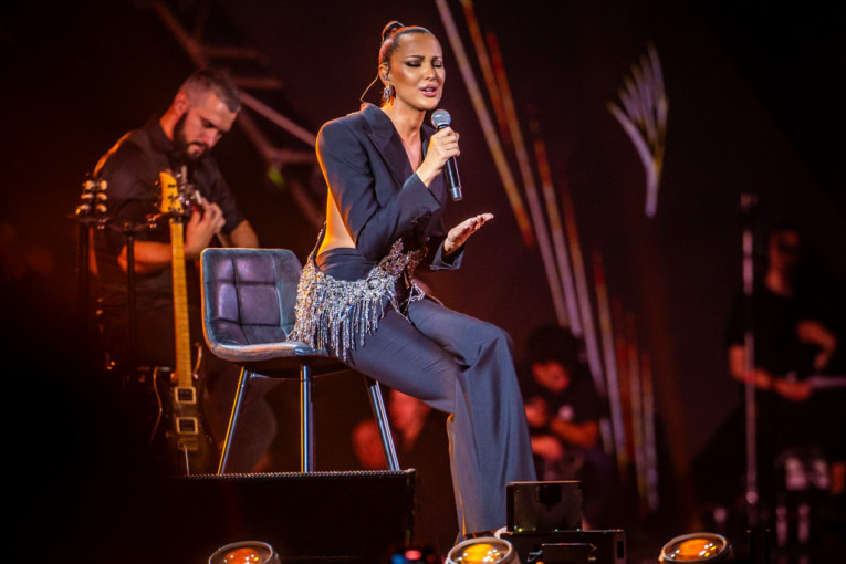 Crni komplet Aleksandre Prijović