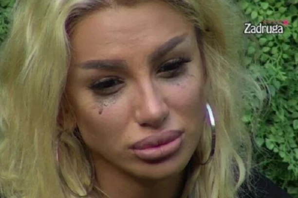 ALEKSANDRA NIKOLIĆ DOHVATILA TABLETE! Uznemirujuća fotografija ZABRINULA javnost, spremna da sve ZGUTA?! ŠOK! (FOTO)