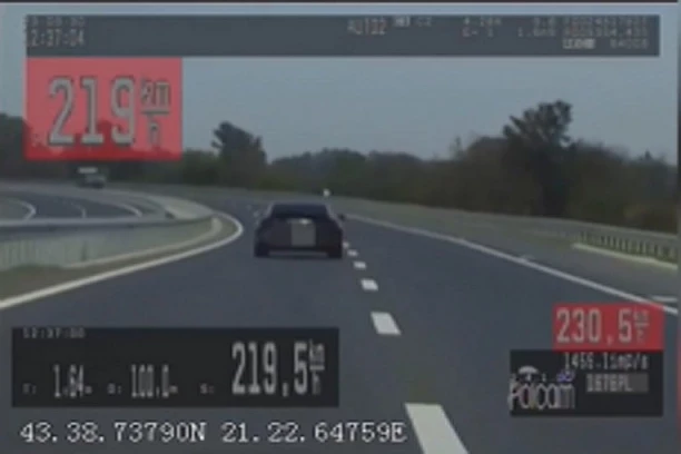 DIVLJAO PO AUTO-PUTU SA DVOJE MALE DECE! Vozio skoro 230 na sat, mališani nisu bili vezani, presretač sprečio nasilnu vožnju! (VIDEO)