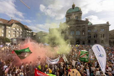 VIŠE OD 60 HILJADA LJUDI NA ULICAMA BERNA: Demonstranti zahtevaju oštriju politiku u borbi protiv klimatskih promena