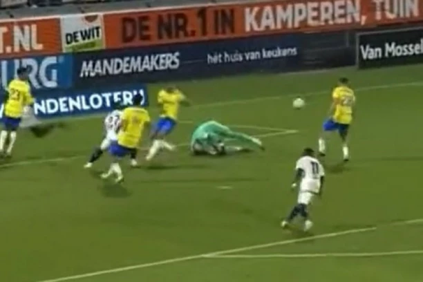 HOROR U HOLANDIJI: Prekinut meč Ajaksa, golman posle sudara ostao nepomično da leži! (UZNEMIRUJUĆI VIDEO)