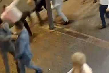 TUKLI SU SE ŠIPKAMA I PALICAMA: Sukob dve grupe tinejdžera na ulici, dvojica završila u Urgentnom centru