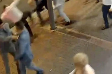TUKLI SU SE ŠIPKAMA I PALICAMA: Sukob dve grupe tinejdžera na ulici, dvojica završila u Urgentnom centru