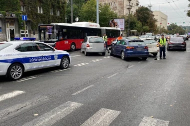 Saobraćajna nesreća u Beogradu: Tri muškarca povređena na uglu Nemanjine i Kneza Miloša! (VIDEO)