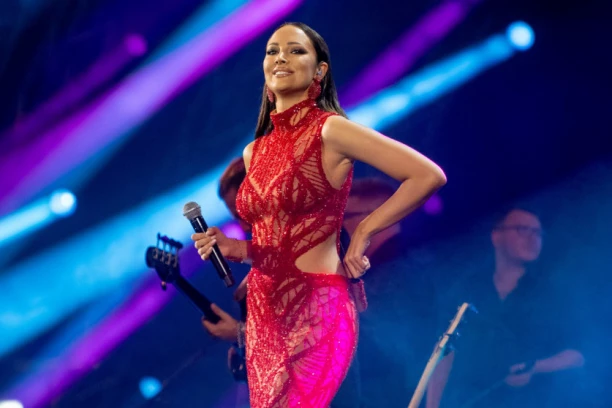 OVAKO JE PRIJA IZGLEDALA NA POČETKU KARIJERE: Sada puni Arene i važi za lepoticu, a u Zvezdama Granda se pojavila bez ijednog estetskog zahvata (FOTO)