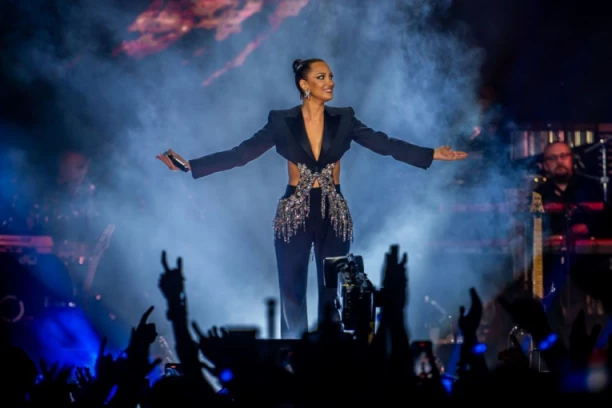 OTKRIVENI DETALJI PRIJINOG KONCERTA U SARAJEVU: Povela tim od 65 ljudi, na smeštaj pukla 10.000 EVRA!