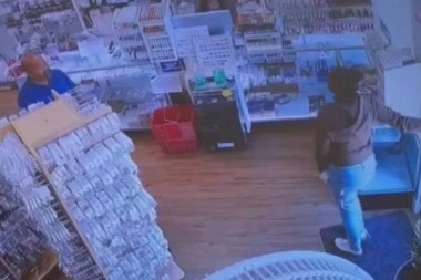 OPLJAČKALA RADNJU, PA SE VRATILA PO ZABORAVLJENI TELEFON: Vlasnik ju je samo pogledao i načinio je potez koji je oduševio sve!