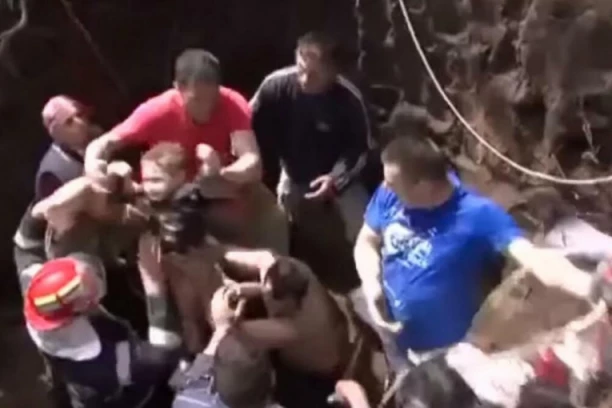 MALIŠAN (3) SATIMA BIO NA DNU BUNARA SAM! Nisu znali kako da ga spasu, dok nije sišao Kristijan (14): Dramatičan snimak prikazuje JEZIVU scenu! (VIDEO)