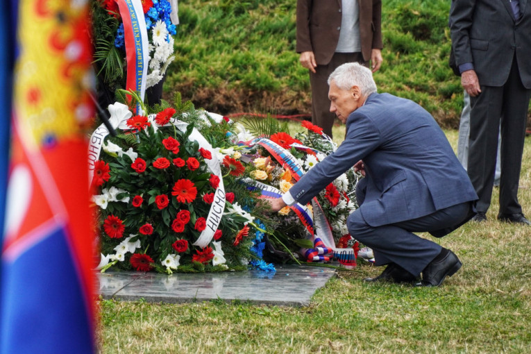 Aleksandar Bocan-Harčenko polaže venac 