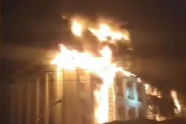 NAJMANJE 25 POVREĐENIH! Gori zgrada gradske uprave za bezbednost! (VIDEO)