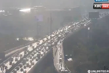 KOLAPS U BEOGRADU! Građani izlaze nasred ulice iz autobusa i peške nastavljaju ka poslu - evo gde su najveće gužve!