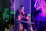 GASTOZ SE PIJAN VALJAO PO PODU, PA GURAO OBEZBEĐENJE: Osvanuo skandalozni snimak sa reperovog natupa, ne zna gde udara (VIDEO)
