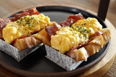 SENDVIČ SA SLANINOM I JAJIMA: Za ovim DORUČKOM je poludeo ceo svet, može svako da ga napravi uz pomoć JEDNE cake!