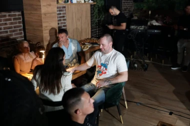 ŠTA SE DESILO ZVEZDANU SLAVNIĆU? Uhvaćen u JAVNOSTI, jedan detalj je svima promakao!