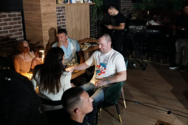 ŠTA SE DESILO ZVEZDANU SLAVNIĆU? Uhvaćen u JAVNOSTI, jedan detalj je svima promakao!