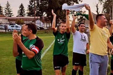 NASTAVLJA DA TERORIŠE PROTIVNIČKE GOLMANE: "Srpski Falkao" sa četiri pogotka torpedovao Smederevce - u Maloj Krsni će se nakon pune decenije igrati  okružni rang takmičenja! (FOTO, VIDEO)