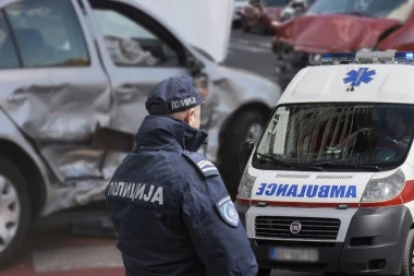 TEŠKA NESREĆA U MLADENOVCU: Pasatom se zakucao u traktor, vozač (24) ima prelom lobanje, u teškom stanju!
