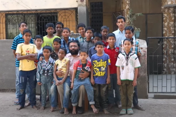 ON JE USVOJIO 22. DECE KOJA SU ZARAŽENA HIV-OM: Devojčica mu ispred bolnice  tražila novac za MAKARONE, a kada se sutradan vratio ona je UMRLA, tada je odlučio da im ulepša ŽIVOT!