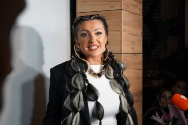 JEZIV POKUŠAJ SILVIJE ĐOGANI DA SE OPERE OD SKANDALA: Dala ćerkici (10) da vozi auto, a sad se ovako pravda! ŠOK