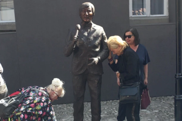 TOMINOJ UDOVICI POZLILO: Gordana pala na spomenik pokojnog supruga, prisutni je polivali vodom! (VIDEO)