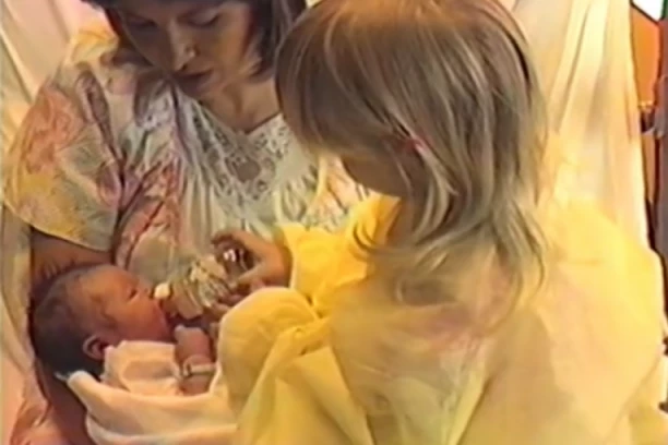 POGLEDAJTE KAKO JE IZGLEDALO RODITELJSTVO 90-IH: Mnogi su zapanjeni, tvrde da je pravo čudo kako su PREŽIVELI (VIDEO)