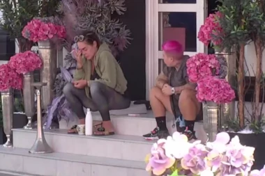 KAČAVENDA KLONULA NA TREMU BELE KUĆE: Doživela pomračenje uma, kamera sve uhvatila (FOTO)