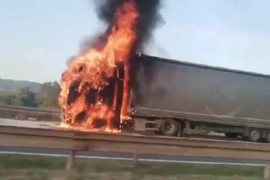 BUKTINJA KOD UMČARA! Zapalio se kamion, ogromne kolone vozila STOJE na auto-putu! (FOTO, VIDEO)