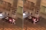 PRETUKAO DEVOJKU NASRED ULICE! Udarao je na samo nekoliko metara od policijske stanice! (VIDEO)