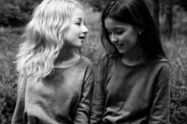 JEZIVO! Na idiličnoj slici devojčica, nalazi se i GROZNO LICE TREĆE OSOBE! Samo oni sa oštrim okom mogu ga zapaziti