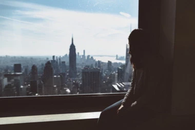 ZBOG JEDNOG POGREŠNOG KORAKA MORA U ZATVOR! Studentkinja na aerodromu nije mogla da SKINE KAIŠ, pa napravila gest koji joj je uništio život