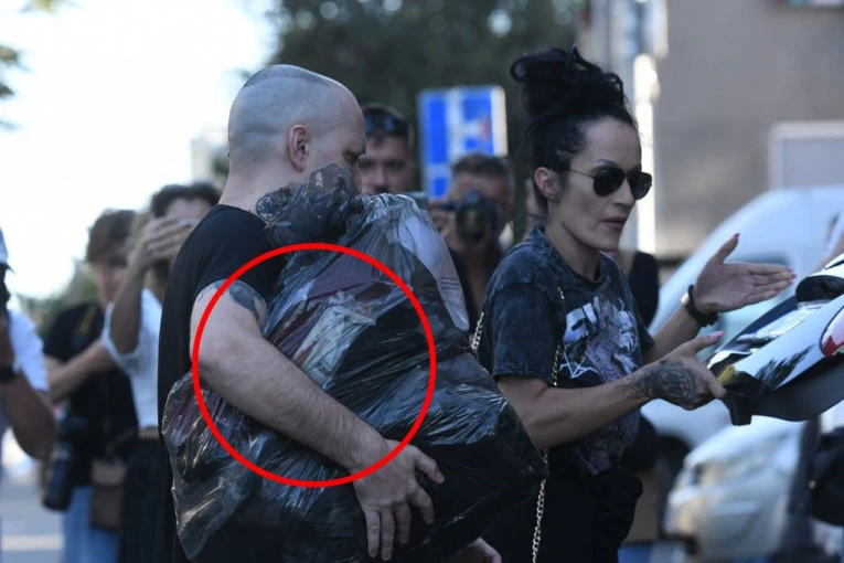SVE OČI UPRETE U CRNU KESU KOJU JE IZNEO ZORAN MARJANOVIĆ! Nazire se nešto sablasno iz nje - da li je ovako pomno pratio istragu policije?! (FOTO)