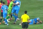 GOL, PA TUČA: Mitrović zatresao mrežu, pa ga protivnički kapiten udario u glavu! (VIDEO)