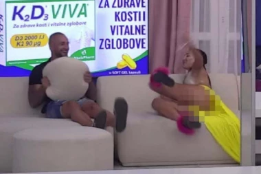 KAMERA USNIMILA SLAĐU BEZ DONJEG VEŠA: Pred Crnogorcem širila noge, skoro gola popila još jednu KORPU!
