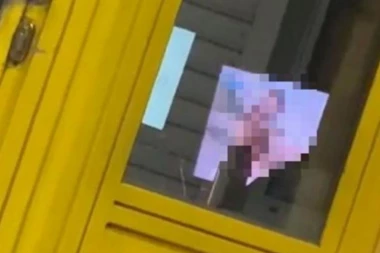 SAMO ZA 18+! NESVAKIDAŠNJA SCENA NA AUTO-PUTU! Filmovi za odrasle odjekivali u naplatnoj kućici - vozači i putnici u šoku! (FOTO)