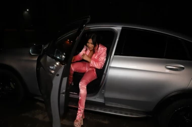 STANIJA BESNOM MAŠINOM ULETELA U ŠIMANOVCE: Starleta stala pred kamere nakon Asminove JAVNE VERIDBE! (FOTO)