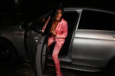 PORUKE DIREKTNO IZ TELEFONA STANIJE DOBROJEVIĆ! Za jednu vrelu akciju sa njom prodaje kravu!