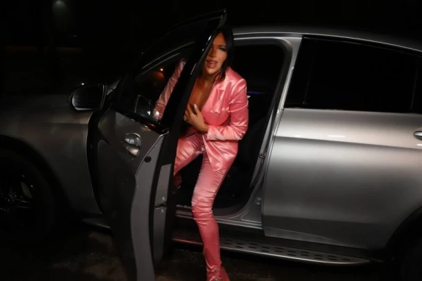 PORUKE DIREKTNO IZ TELEFONA STANIJE DOBROJEVIĆ! Za jednu vrelu akciju sa njom prodaje kravu!