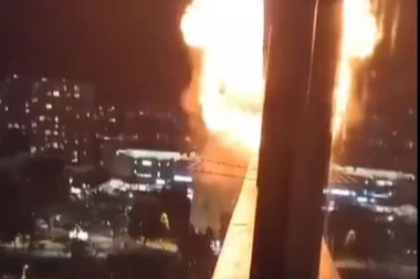 POZNATO STANJE POVREĐENOG MUŠKARCA U POŽARU U KRAGUJEVCU! Bio je sav crn od dima: Ima opekotinu vrata, primao je kiseonik!