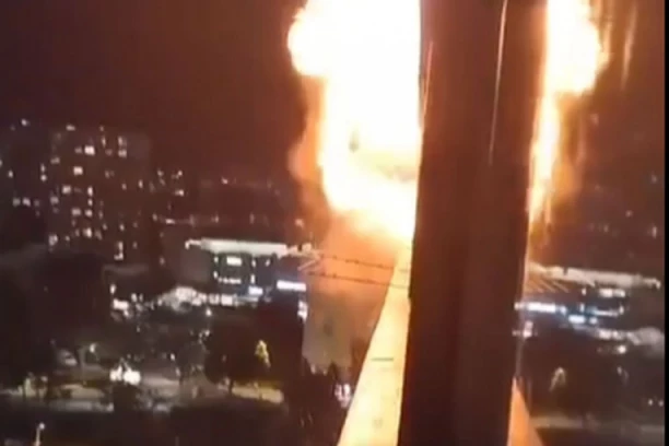 POZNATO STANJE POVREĐENOG MUŠKARCA U POŽARU U KRAGUJEVCU! Bio je sav crn od dima: Ima opekotinu vrata, primao je kiseonik!