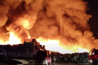 NEOBUZDANI POŽAR U BLIZINI GRANICE SA SRBIJOM! Gori fabrika, vatru gasi 50 vatrogasaca! (VIDEO)