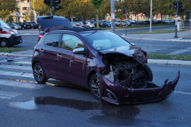 STRAVIČNA NESREĆA NA NOVOM BEOGRADU! Hitna pomoć na terenu, ima povređenih! (FOTO)