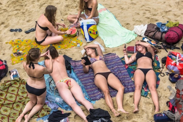 ŠETAJU SE U TANGAMA, UVEČE SAMO HOĆE ORGIJE:  Turisti u ovom gradu ne znaju za granice, da li će ih OVO ZAUSTAVITI?